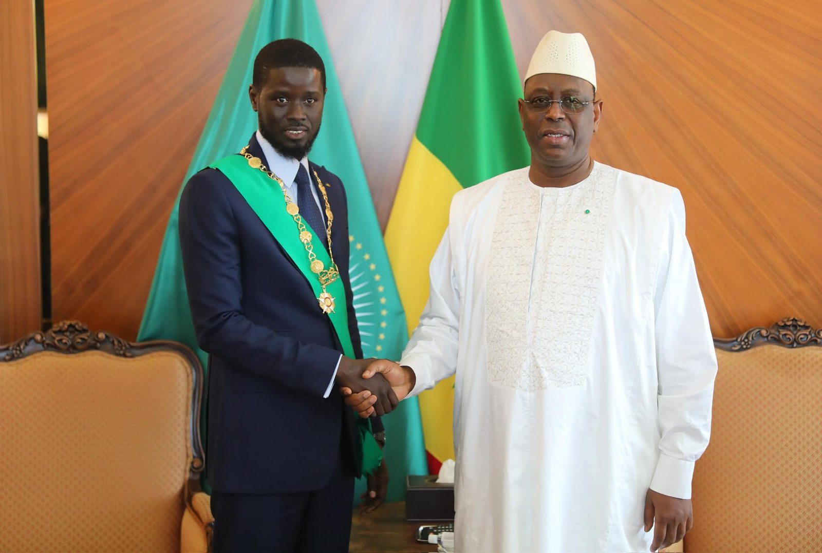 Bassirou Diomaye Faye et Macky Sall lors de la passation du pouvoir.