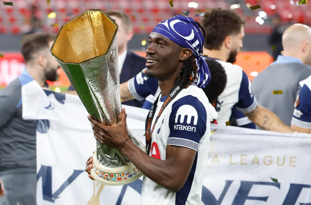 Yves Bissouma quitte officiellement Tottenham.